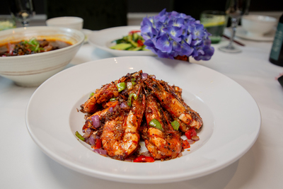 Sizzling King Prawns stir-fried with bell peppers and onions in a flavorful sauce at Mo Jasmine Zurich.