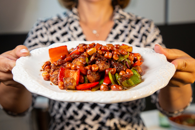 Kung Pao Chicken (Gong Bao Ji Ding) with chicken, peanuts, and vegetables, a popular Chinese dish at Mo Jasmine Zurich.